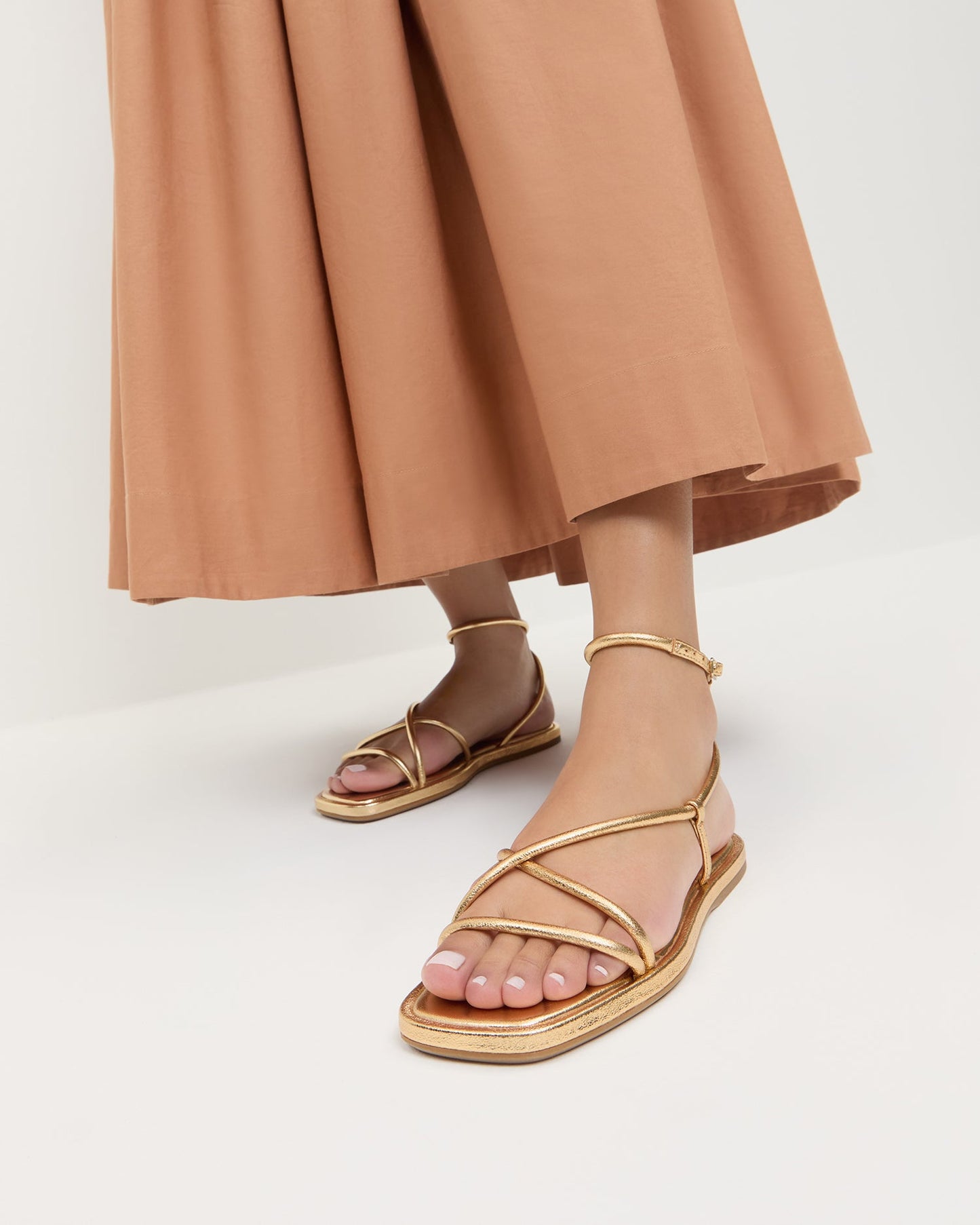 Sandale plate en cuir doré Noor