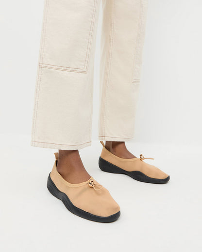 Raina Caramel/Noir Mesh Flat
