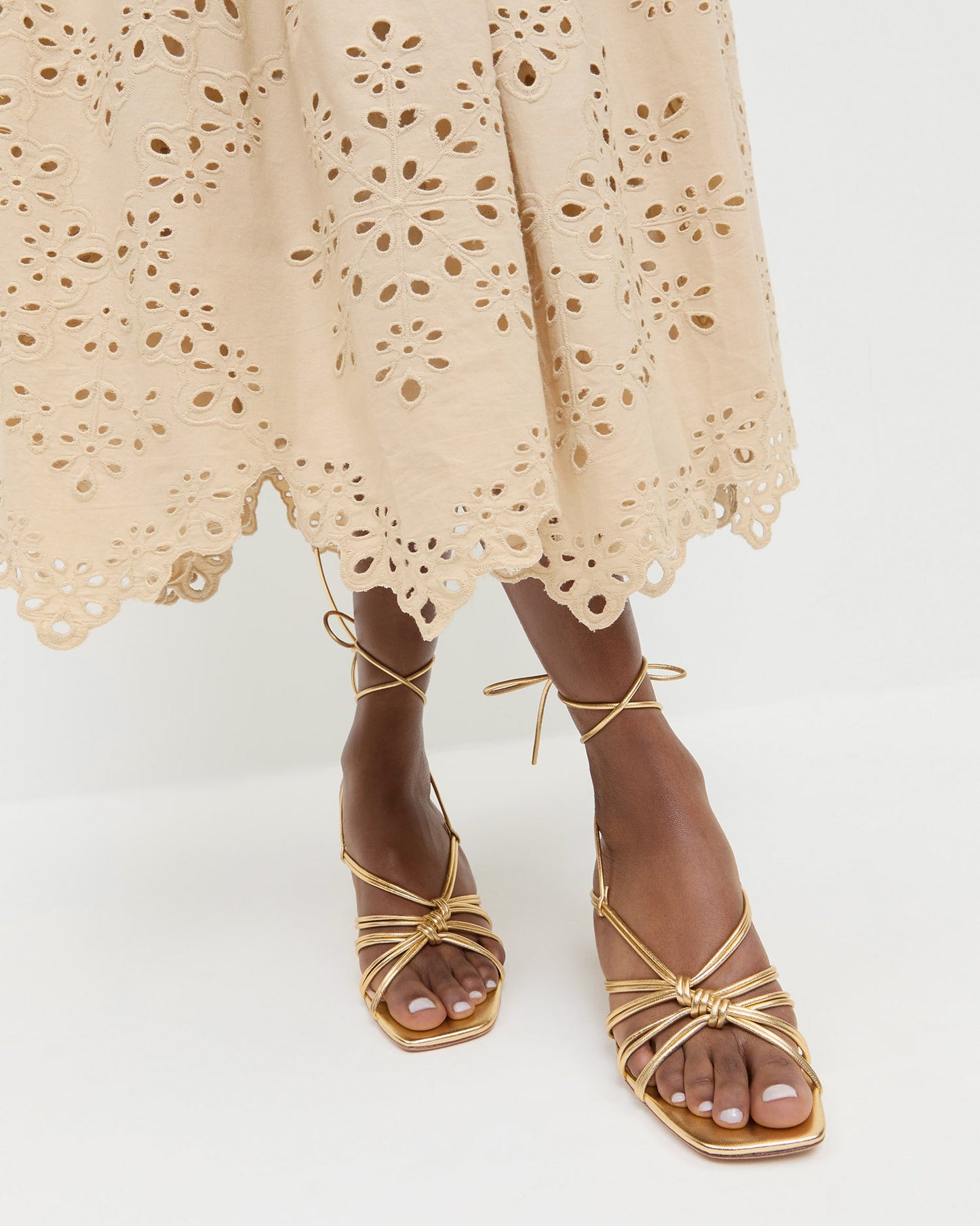 Sandale à talons et lacets dorés Vivienne